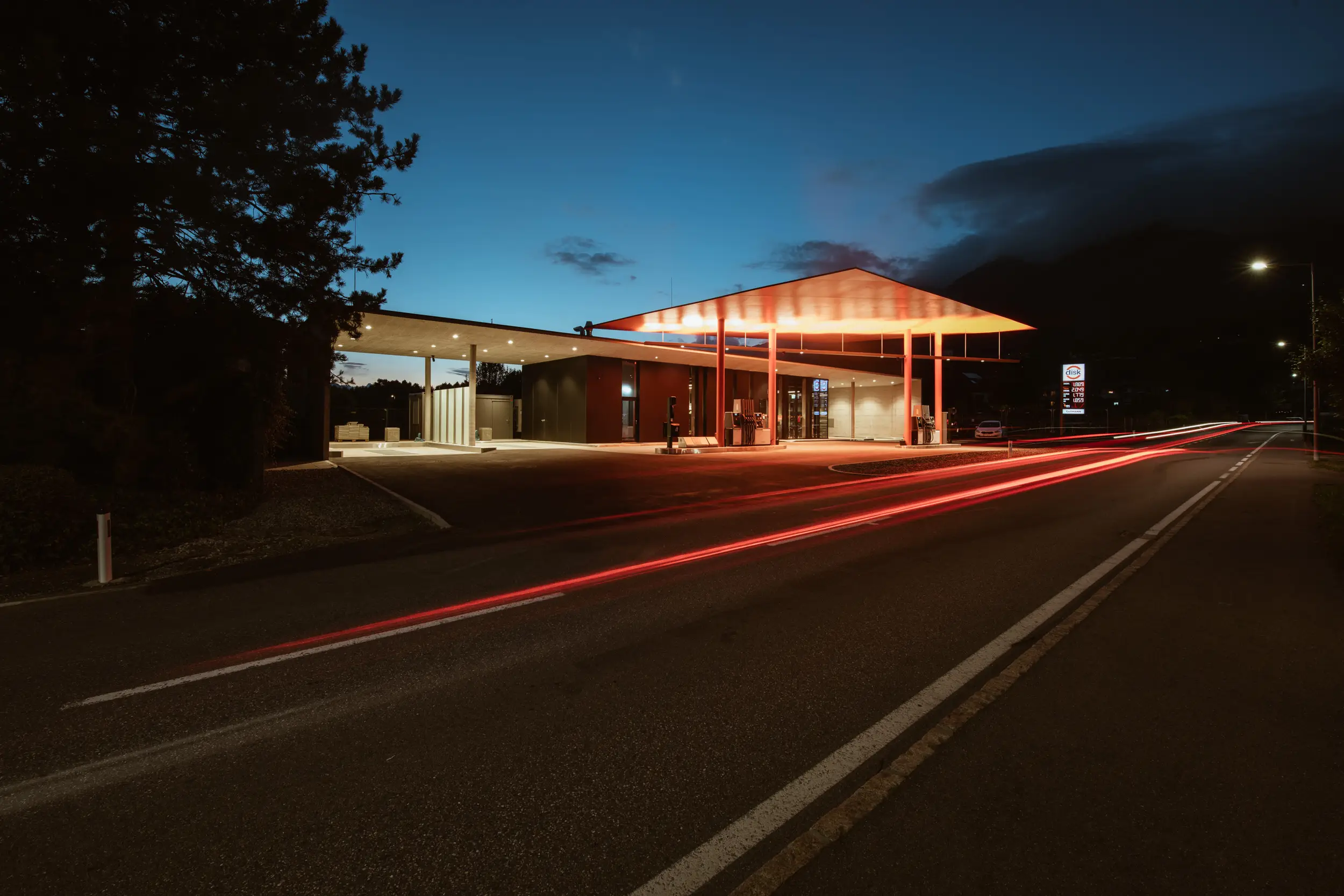 disk Tankstelle bei Nacht